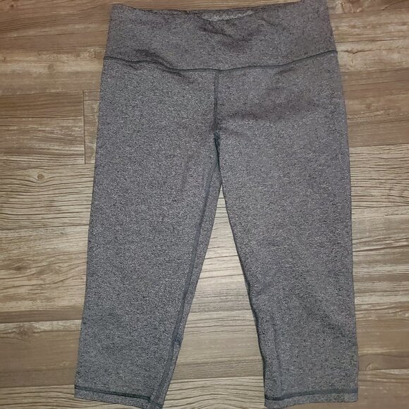 Victoria Secret Gray Capri in Medium Size 💪 🦾 🦵 - Picture 1 of 6